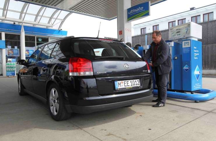 ADAC führt Langzeitversuch zur E10-Fehlbetankung durch