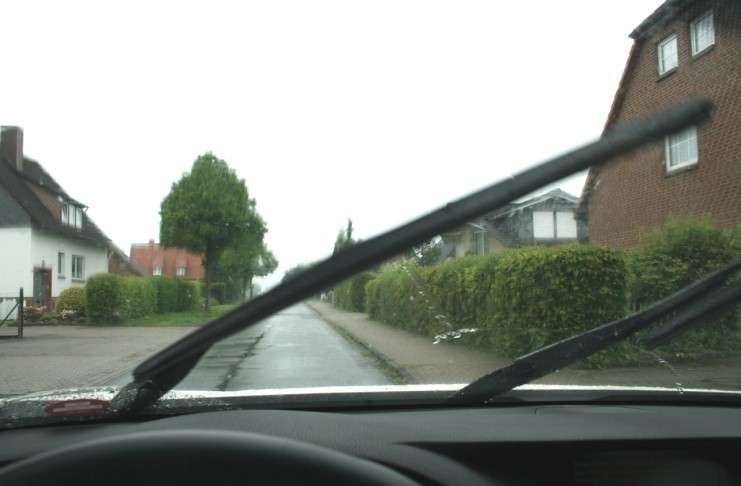 Ratgeber: Auf nassen Straßen richtig reagieren