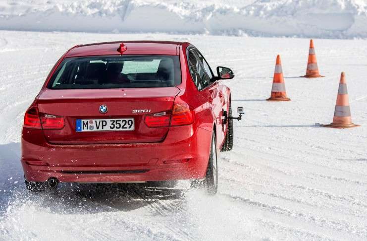 Acht Winterreifen für die Mittelklasse im Check beim GTÜ Winterreifentest