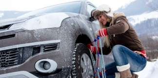 Auf Bergstrecken und Pässen Schneeketten mitführen