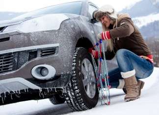 Auf Bergstrecken und Pässen Schneeketten mitführen