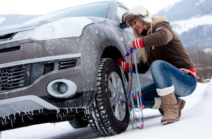 Auf Bergstrecken und Pässen Schneeketten mitführen