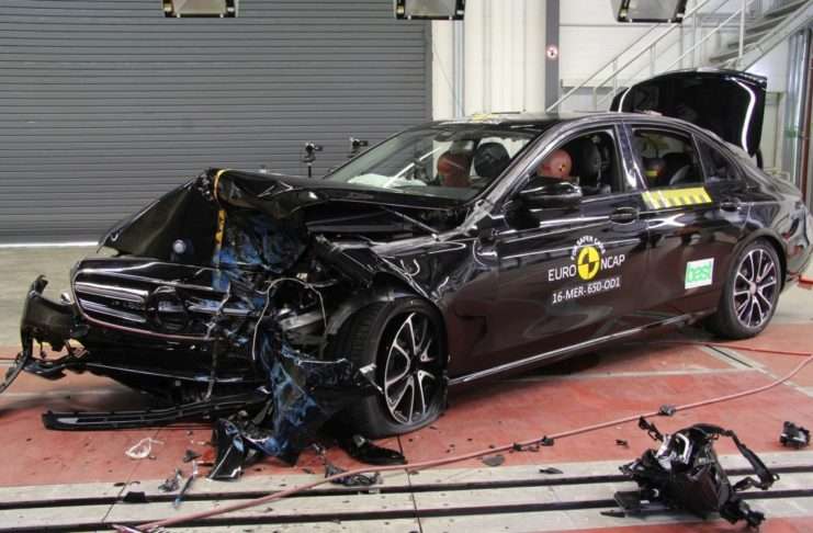 Gecrasht: Fünf Sterne für Mercedes-Benz E-Klasse und Peugeot 3008