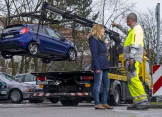 Ratgeber: Kfz-Versicherung kündigen und sparen Abschleppen nach Panne oder Unfall. Foto: ADAC