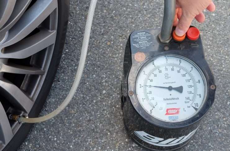 Alle 14 Tage Reifendruck prüfen: Zu wenig Luft steigert Unfallrisiko